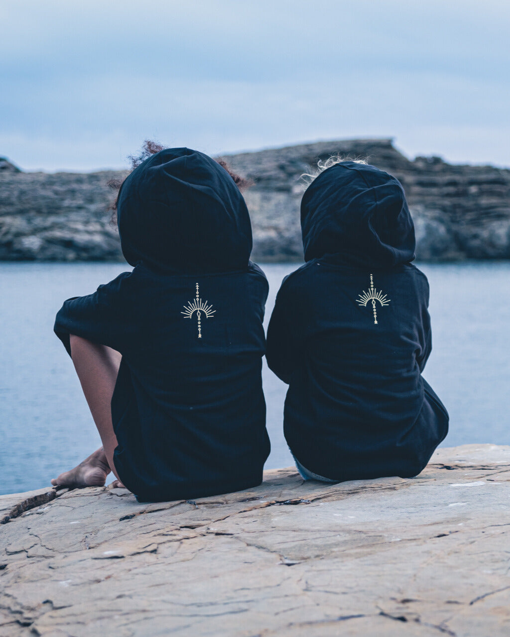 Sweat à grande capuche noir en coton organique